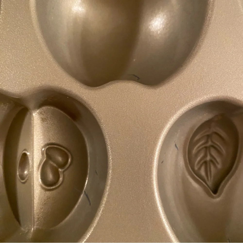 Nordic Ware Apple Cakelet Pan Nonstick Heavy Cast Aluminum Made in USA Baking